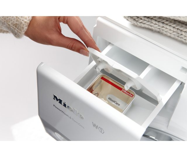Miele W1 WKB130 WPS wasmachine met PowerWash 2.0, QuickPowerWash en 8 kg laadvermogen in lotuswitte uitvoering.