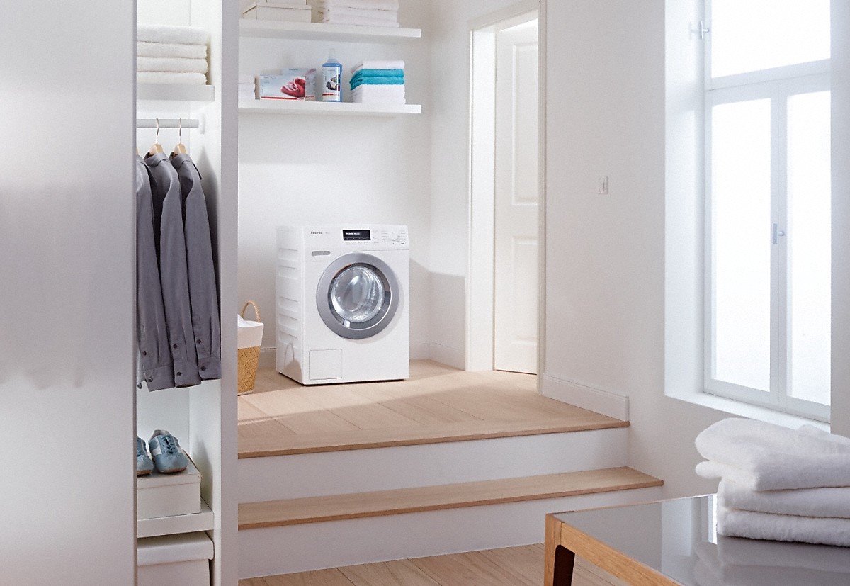Miele W1 WKB130 WPS wasmachine met PowerWash 2.0, QuickPowerWash en 8 kg laadvermogen in lotuswitte uitvoering.