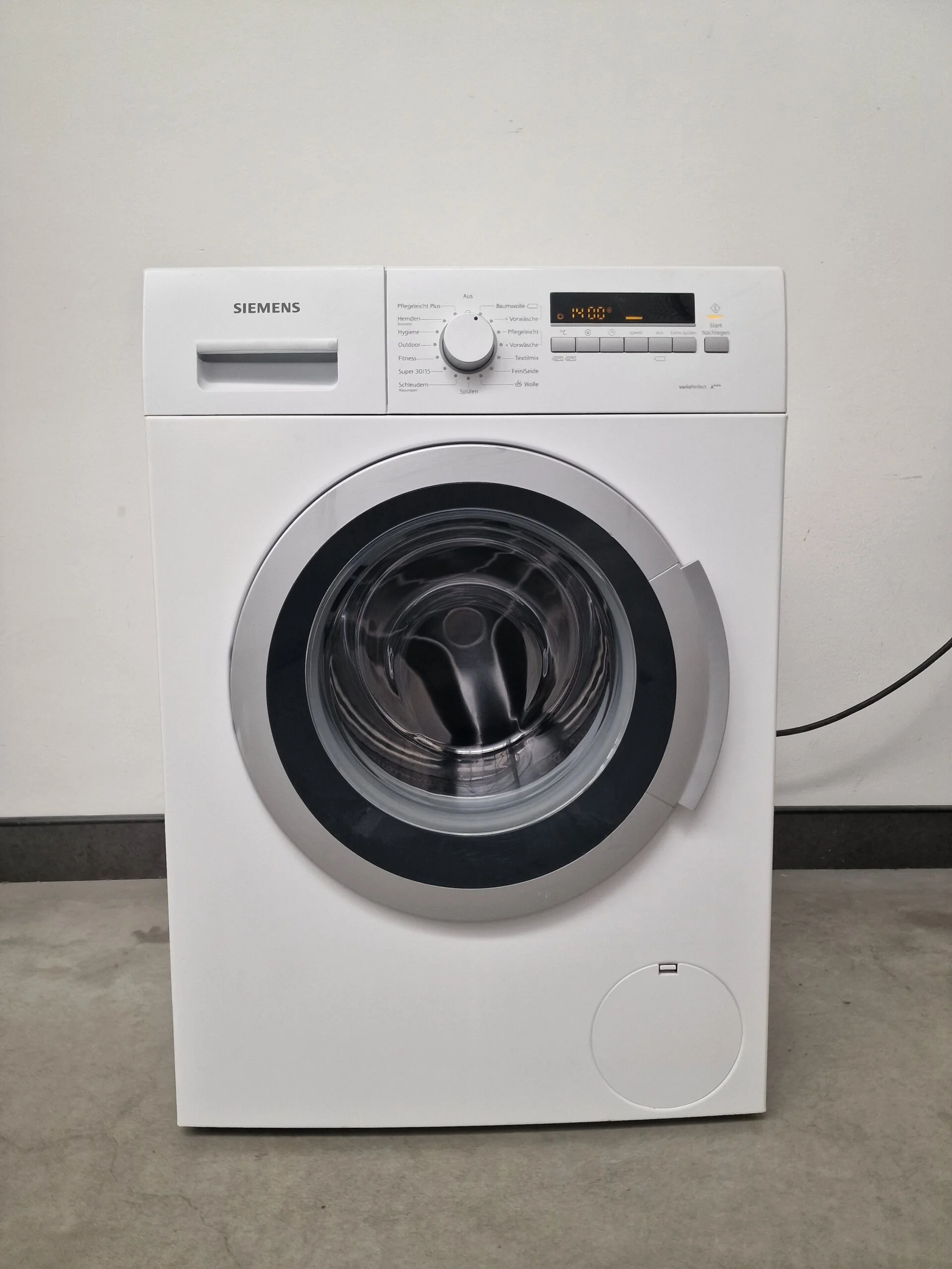 Siemens iQ300 WM14K270EX wasmachine met varioPerfect technologie, 1400 rpm centrifuge en 8 kg laadvermogen in witte uitvoering.