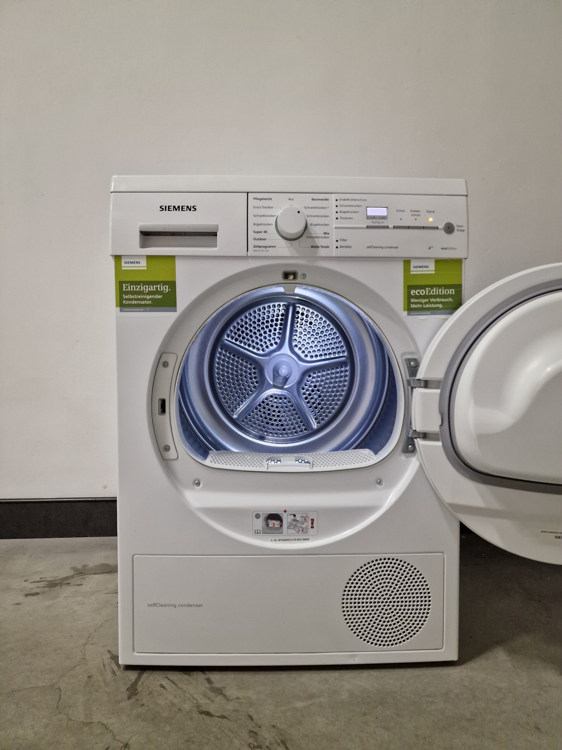 Siemens iQ500 WT44W3D2 warmtepompdroger met SelfCleaning Condenser, autoDry sensortechnologie en 7 kg laadvermogen in witte uitvoering.