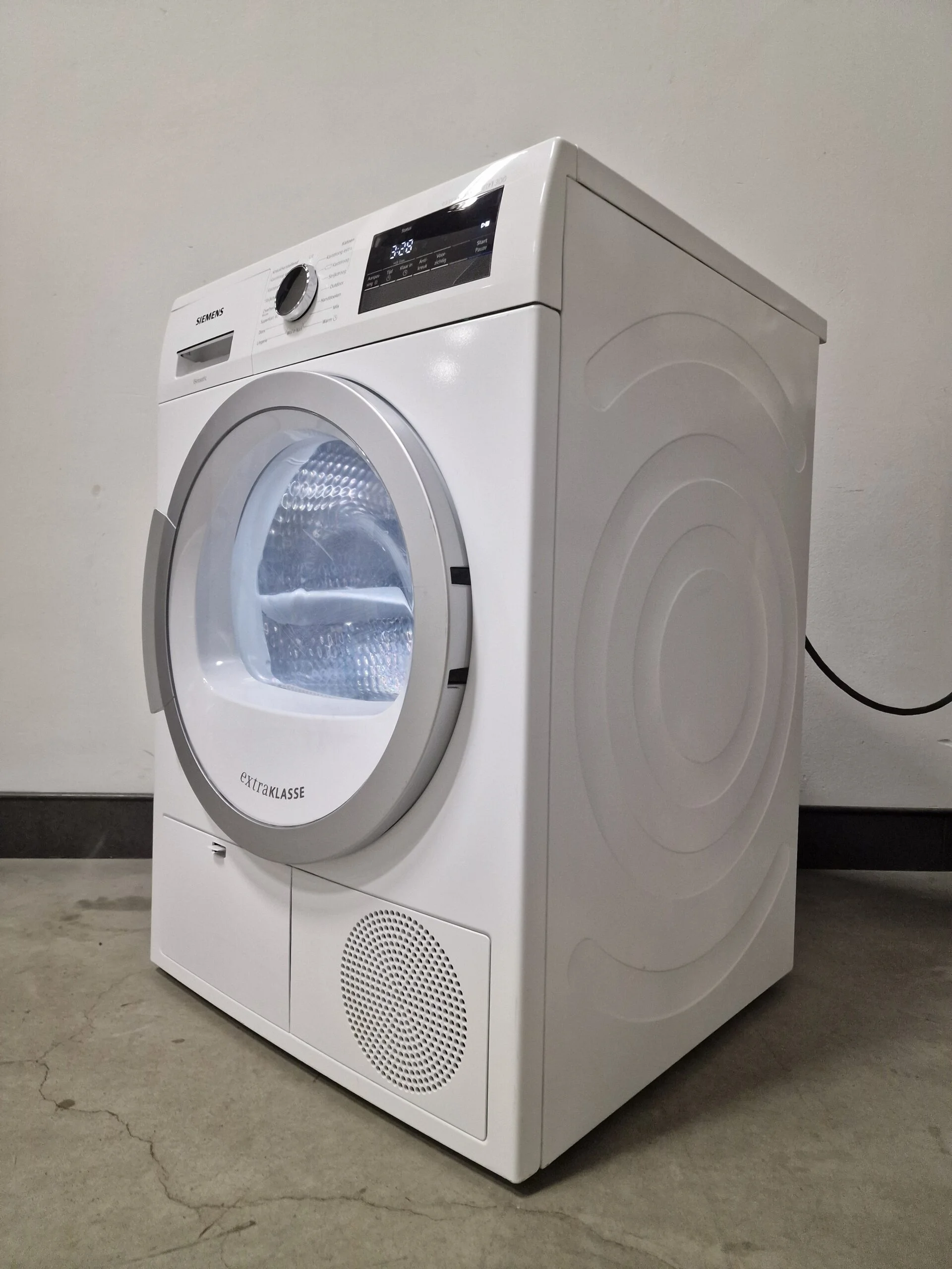 Siemens iQ300 WT45H281NL warmtepompdroger met autoDry, easyClean-filter, softDry trommelsysteem, wolkorf en 7 kg laadvermogen in witte uitvoering.