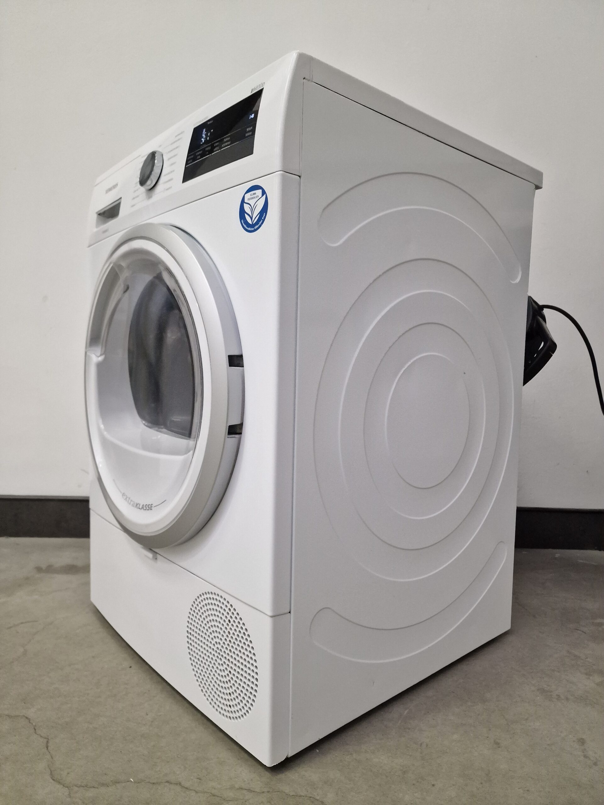 Siemens iQ300 WT45RV80 warmtepompdroger met autoDry, easyClean-filter, softDry trommelsysteem, super40'-programma en 7 kg laadvermogen in witte uitvoering.