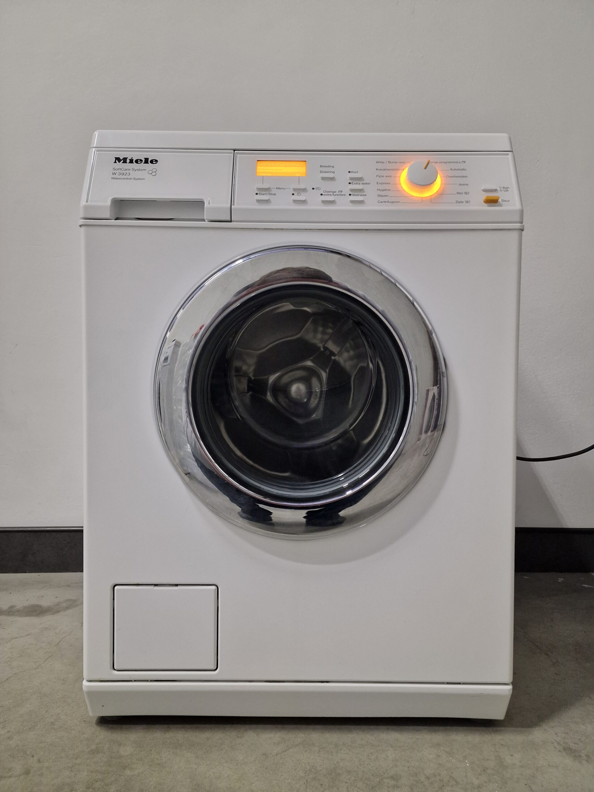 Miele W 3922 WPS Softtronic wasmachine met 6 kg laadvermogen, 1600 toeren, SoftCare-trommel en Waterproof-systeem.