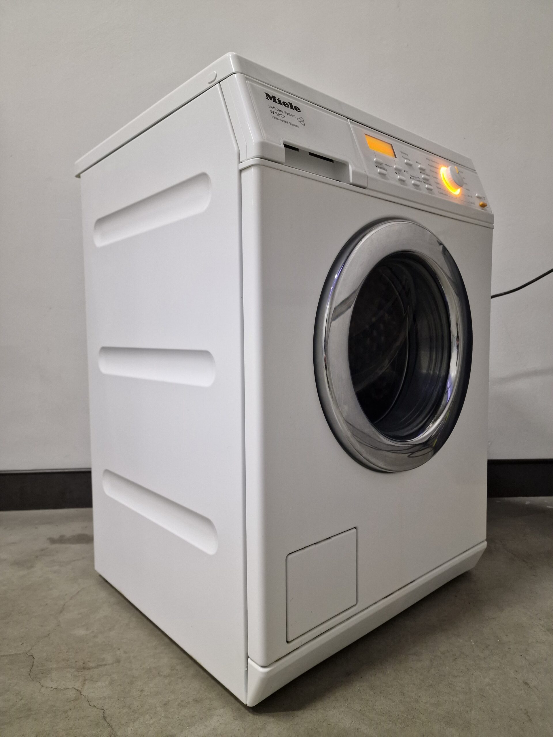 Miele W 3922 WPS Softtronic wasmachine met 6 kg laadvermogen, 1600 toeren, SoftCare-trommel en Waterproof-systeem.